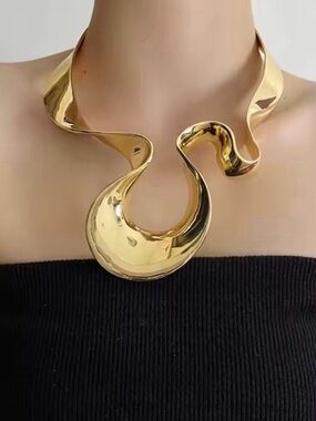 NWT ⚜️👑⚜️ Natasha Golden Toned Sculpt Statement Necklace